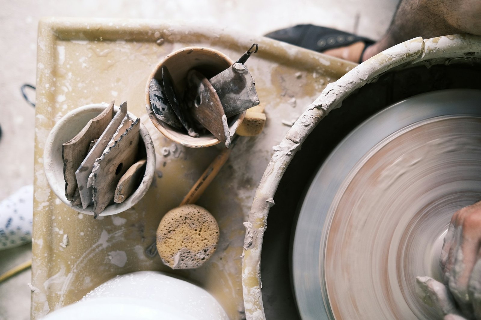 Pièce en céramique façonnée dans un atelier