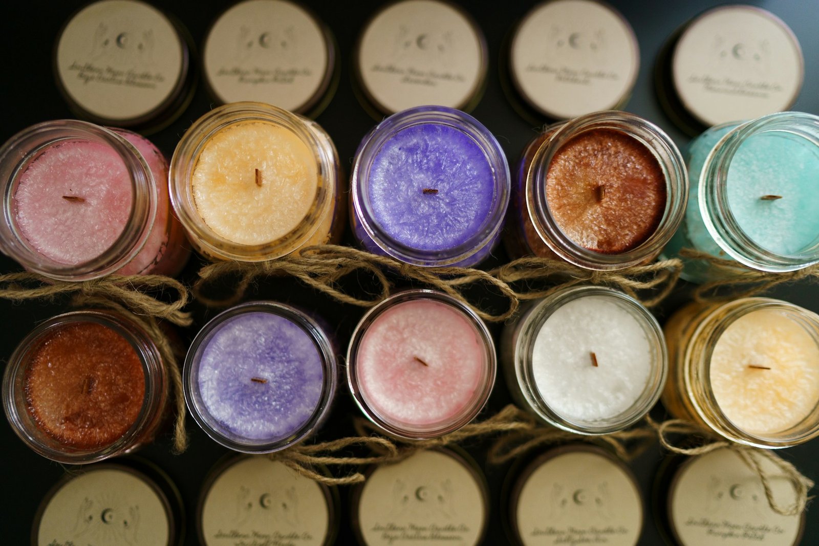 Bougie artisanale dans un contenant sobre
